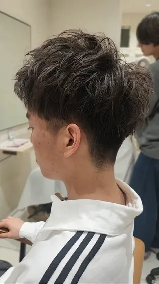 メンズ “垢抜けパーマヘア” 佐藤ジルのヘアスタイル