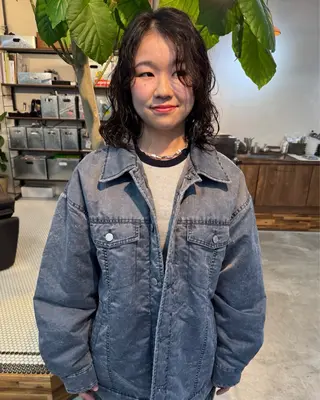 ミディアム パーマ (h)wim ウィムのヘアスタイル