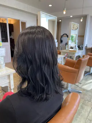 セミロング カラー 新地 咲綾のヘアスタイル