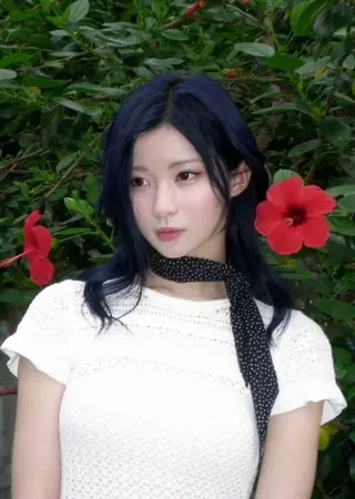 セミロング カラー ヘアアレンジ 寒色アイドルカラー JUNOチナツのヘアスタイル