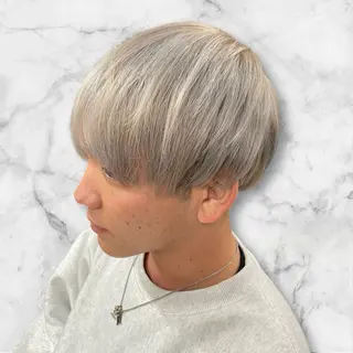 ショート セルバ所属・HIRORO ブリーチ/ハイトーンのヘアスタイル