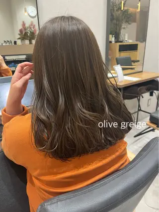 セミロング カラー パーマ イオカ ヒトミのヘアスタイル