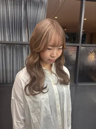 ロング 鈴木瑛里／ブロンド ベージュ／ピンクのヘアスタイル