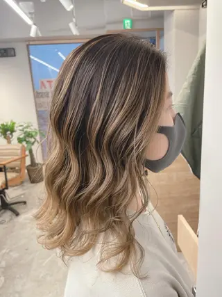 ミディアム SAEKI【ior 】北千住店ブリーチのヘアスタイル