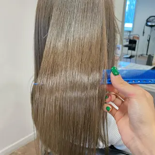 ロング カラー 梅田ハイトーン チダ ヒナノのヘアスタイル