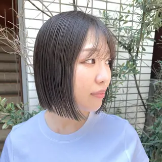 ショート カラー 切りっぱなしボブ／ レイヤー／ベージュのヘアスタイル