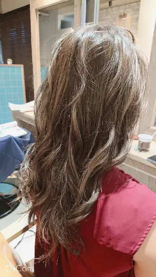 ロング カラー alushe 岡 陽子のヘアスタイル