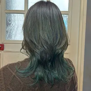 ミディアム カラー BRITS 渡辺 菜々子のヘアスタイル