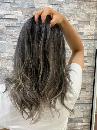 セミロング 土屋朱理/ ハイトーンカラーのヘアスタイル