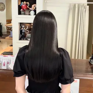 セミロング aura所属・波巻きパーマ✨️ ケアブリーチカラーのヘアスタイル