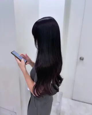 ロング カラー 🩵色落ち可愛い 寒色カラー🩵のヘアスタイル