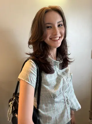 セミロング レイヤーカット\ウル フ　chinatsuのヘアスタイル