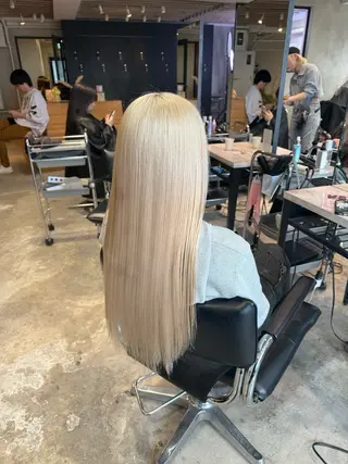 ロング カラー 🩵艶ハイトーン ブリーチ🩵ユウゴのヘアスタイル
