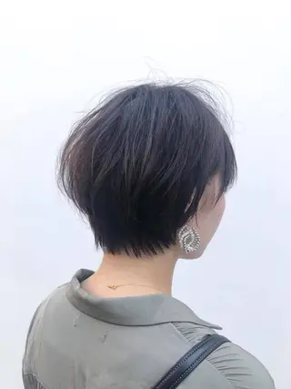 ショート ブリーチなしカラー/ 顔周りレイヤーカットのヘアスタイル