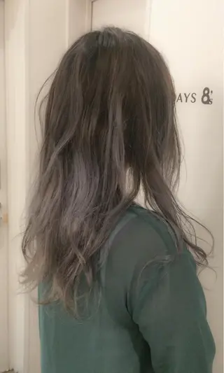 セミロング ホワイト&レイヤーカ ットエクステ長畠俊輔のヘアスタイル