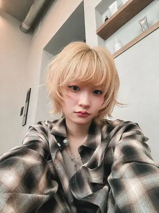 ミディアム カラー レイヤーカット ベージュ/ダイチのヘアスタイル