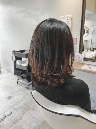 ミディアム esse大阪茶屋町店所属・レイヤーカット 新井田陽寿のヘアスタイル