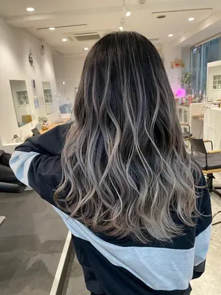 ロング ヨシミ カズヤのヘアスタイル