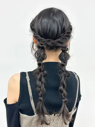 ロング ヘアアレンジ rebloom所属・山之内匠/艶カラー/ ハイトーン/ブリーチのヘアスタイル