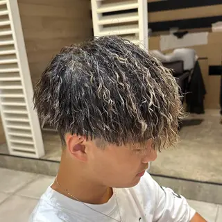 パーマ メンズ メンズ特化　パーマ メッシュハイライトのヘアスタイル
