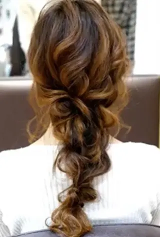 セミロング カレンダー 弁天町Tomoのヘアスタイル