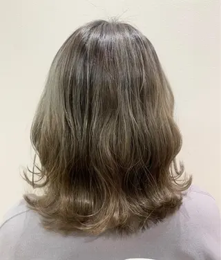 ミディアム カラー 佐々木 有彩のヘアスタイル