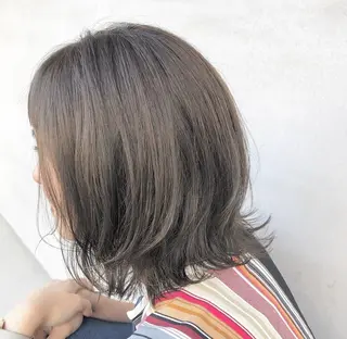 ミディアム カラー 小森 樹奈のヘアスタイル