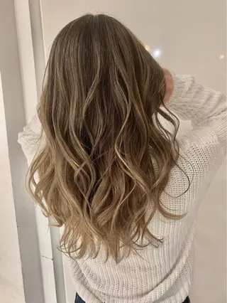 セミロング カラー 西口徒歩20秒　寒色 カラーミディアムヘアのヘアスタイル