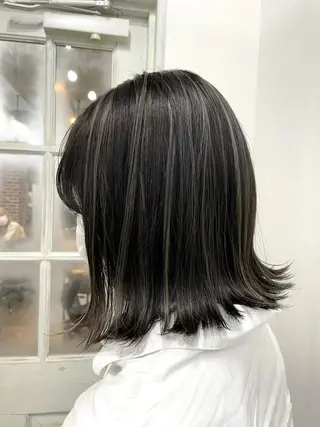 ショート 白いハイライト🤍 タナカリョウスケのヘアスタイル