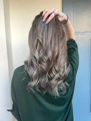 セミロング ブリーチ毛矯正.髪質 改善.髪にドラマをのヘアスタイル