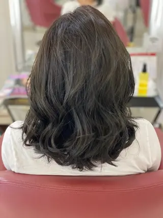 ミディアム カラー 瀬川 茉衣子のヘアスタイル