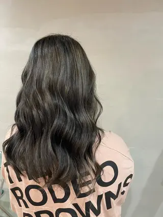ロング 山本 眞白のヘアスタイル