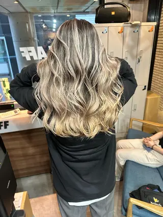 ロング カラー 難波ブリーチカラー 伊藤洋輝のヘアスタイル