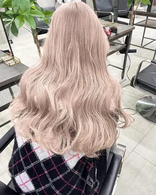 ロング カラー Kvell&Co.所属・ハイトーン カラーのヘアスタイル
