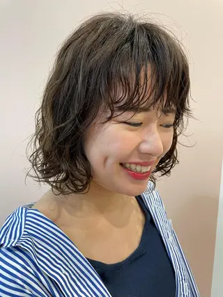 ミディアム パーマ しの　ゆきの THE REMMYのヘアスタイル