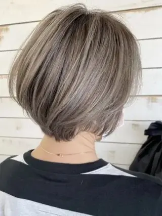 ショート カラー Heart's 白髪ぼかし/脱白髪染め/ショートボブ/髪質改善専門サロン 表参道【ハーツ】所属・白髪ぼかし 進藤恭市のヘアスタイル