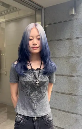 ロング かのブリーチカラー 🎧⛓️🩶のヘアスタイル