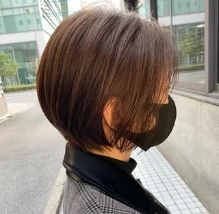ショート ブリーチなしカラー/ 顔周りレイヤーカットのヘアスタイル