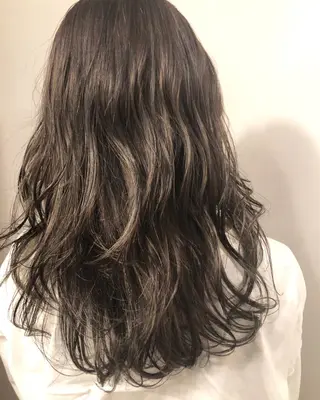 ロング カラー 岡田 拓也のヘアスタイル