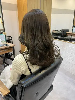 ミディアム カラー akane .のヘアスタイル