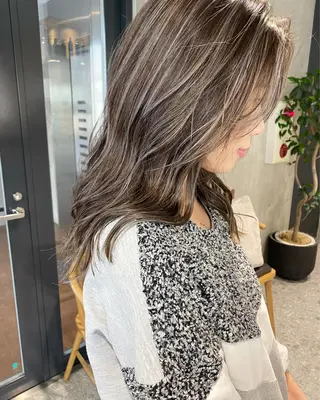 セミロング カラー ブリーチカラーレイヤ ーカット🦋annaのヘアスタイル