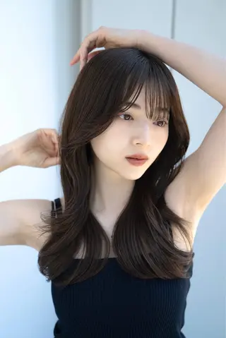 ロング レイヤーカット/ 前髪顔周りカットのヘアスタイル