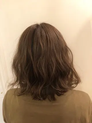 ミディアム カラー 三好 美里のヘアスタイル