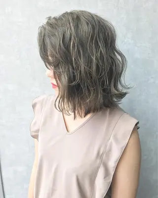 ミディアム カラー TOMOYAレイヤー ブリーチ縮毛矯正のヘアスタイル