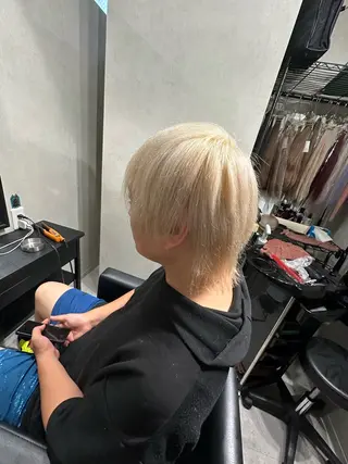 メンズ 奥本 侑 ハイトーン、髪質改善のヘアスタイル