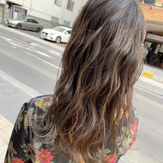 ミディアム カラー yoshi （髙橋）のヘアスタイル