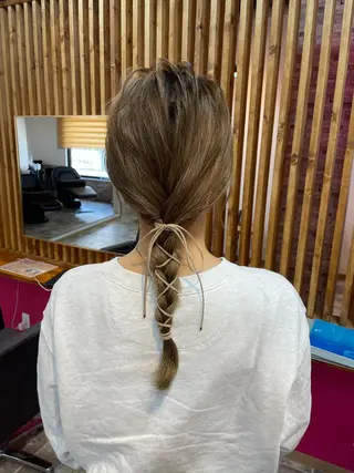 ロング ヘアアレンジ STAR RIVER所属・YUI/ ブリーチカラー🌷のヘアスタイル