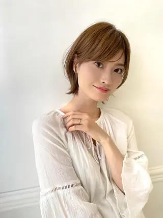 ショート esse大阪茶屋町店所属・レイヤーカット 新井田陽寿のヘアスタイル