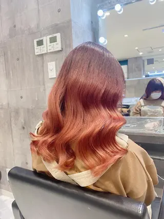 ロング カラー メンズ JuNブリーチに 縮毛矯正するプロのヘアスタイル