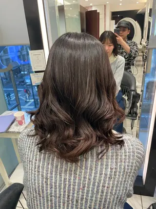 ミディアム カラー コテ巻きパーマ 藤野佑成のヘアスタイル